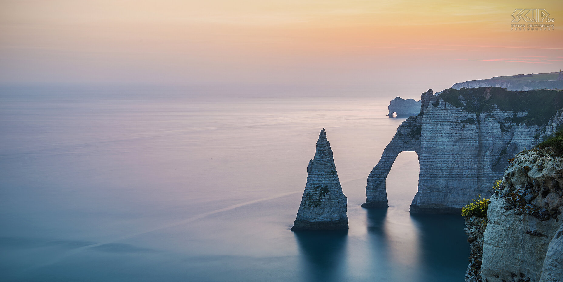 Normandië - Zonsopgang Étretat Een vroege zonsopgang met mooi zacht licht bij de prachtige kliffen van Étretat. Vooraan zie je de boog Porte d'Aval en en de spitse 'naald' en achteraan de boog Porte d'Amont. Stefan Cruysberghs